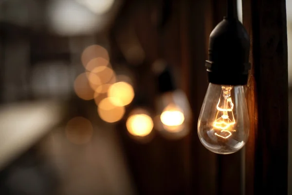 Peste 16.000 de consumatori din mai multe localități din județul Prahova, fără alimentare cu electricitate în urma furtunii de joi seara