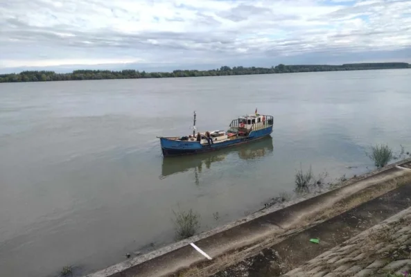 Şapte persoane aflate pe o barcă în derivă pe Dunăre, salvate de pompierii militari