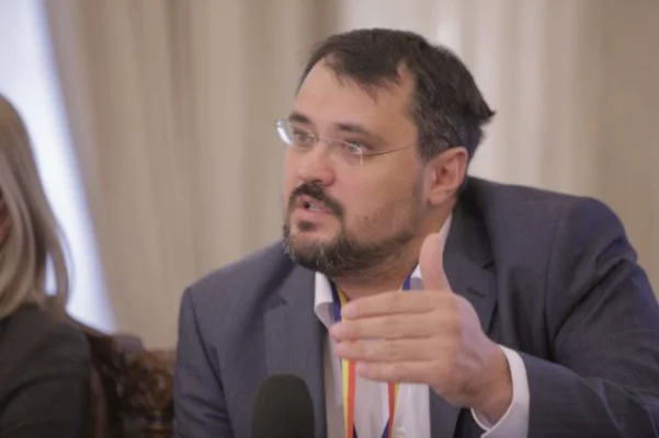 Ghinea (USR), conflict cu ministrul Rafila (PSD), în negocierile de la Cotroceni: România ratează o şansă istorică pentru că am avut un ministru leneş, incompetent şi iresponsabil / Reacţia lui Rafila: Dânsul înţelege foarte greu, în general