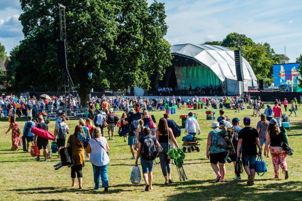 Guvernul britanic condamnă concertul trupei Bob Vylan de la Glastonbury difuzat în direct la BBC, în care s-a cerut „moartea” armatei israeliene