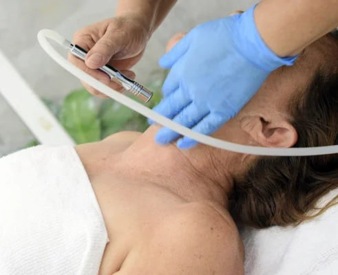 Clinică de înfrumusețare din București, amendată de ANPC pentru lipsa autorizației și produse expirate