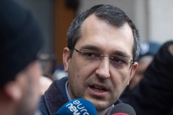 Vlad Voiculescu (USR): Bugetul României este în crăci / În condițiile astea: ministrul Fechet (PNL) și AFM (PSD) tocmai au spart în această dimineață 120 milioane de lei pentru mașini electrice pentru câteva sute de primării. 24.000 de euro de căciulă
