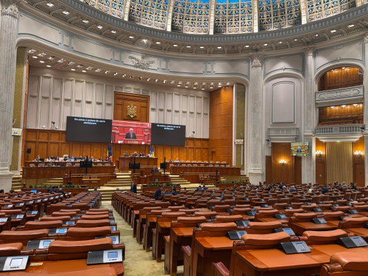VIDEO Moțiunea de cenzură împotriva Guvernului Bolojan, prezentată astăzi în Parlament, în sala aproape goală. Când va fi supusă la vot