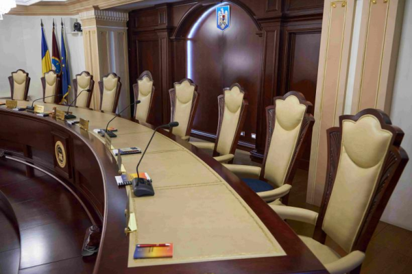 După instalarea Executivului, urmează împărțirea funcțiilor la CCR. Parlamentul se întrunește pentru a „unge” propunerile PSD și UDMR