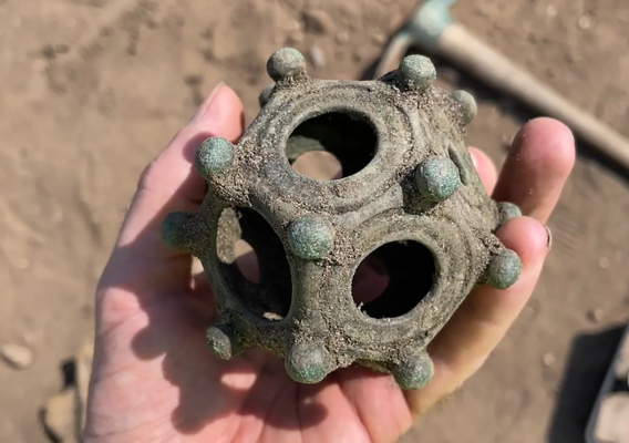 Podoabe de aur, sticlă şi bronz, două sarcofage cu elemente sculptate şi pictate din calcar şi marmură, descoperite în situl „Necropola tumulară a oraşului antic Callatis”