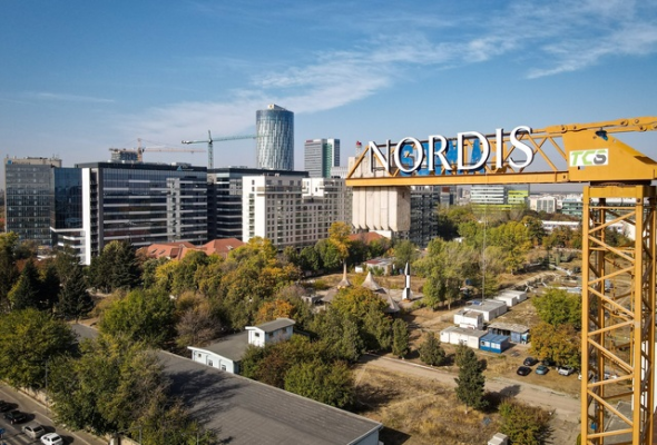 VIDEO Laura Vicol, mesaj chiar din fața hotelului Nordis: O să vedeți că apartamentele construite există, nu sunt borfașă!