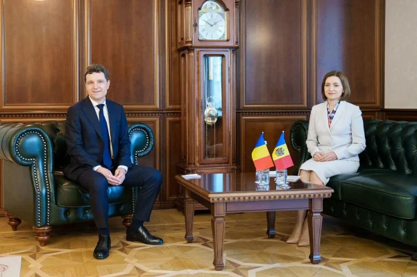 Nicuşor Dan a facut baie de mulţime la Chişinău în faţa a sute de susţinători
