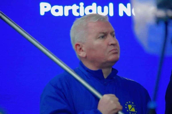 Florin Roman bătut de Dan Vîlceanu: L-a agresat la ieşirea din sala de plen, cu o lovitură cu genunchiul în zona nasului