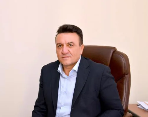 VIDEO Primarul PSD al comunei Babiciu, din județul Olt, un apropiat al baronului Paul Stănescu, filmat în timp ce aruncă bani la maneliști pe o scenă: „Fără număr, fără număr, domnu	 primar!”