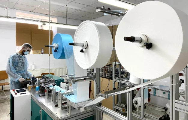 Linia de producţie a măştilor, adusă din China, în pandemie: ”Pierdere totală” / Fabrica din Dâmbovița poate produce până la 350 de mii de măști chirurgicale, zilnic