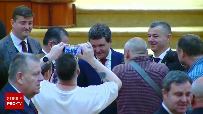 VIDEO. Moment neobișnuit în Parlamentul României. Parlamentarii au stat la rând ca să facă selfie-uri cu Nicușor Dan
