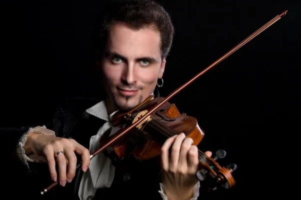 Concert MELODII EVREIEȘTI CONTEMPORANE: Mark Kovnatskiy, pe scenă alături de muzicienii Orchestrei Teatrului Evreiesc din București