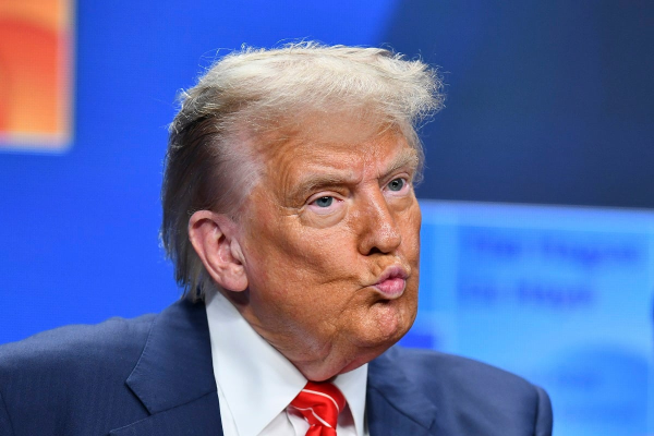 Trump susține că va trimite mai multe arme „defensive” Ucrainei
