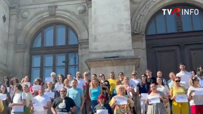 Angajaţii din mai multe instituții au protestat şi ameninţă cu grevă generală. „Veniţi în fiecare birou, să vedeţi în ce condiţii lucrăm!”