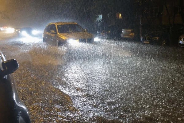 Directorul de prognoze al ANM, explicaţii despre cauzele furtunii de luni, din Capitală: temperatura foarte ridicată pentru această perioadă, umezeala foarte mare din aer, structura instabilă a aerului