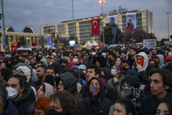 Turcia: Zeci de mii de oameni au protestat la Istanbul faţă de încarcerarea fostului primar Ekrem Imamoglu