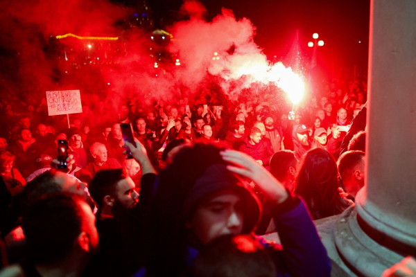 UE condamnă „ura şi violenţa” şi cere evitarea „escaladării” după protestele violente de la Belgrad