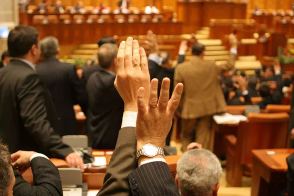 Parlamentul se reuneşte pentru numiri la conducerea BNR, ASF şi CNA. Mugur Isărescu îşi continuă mandatul