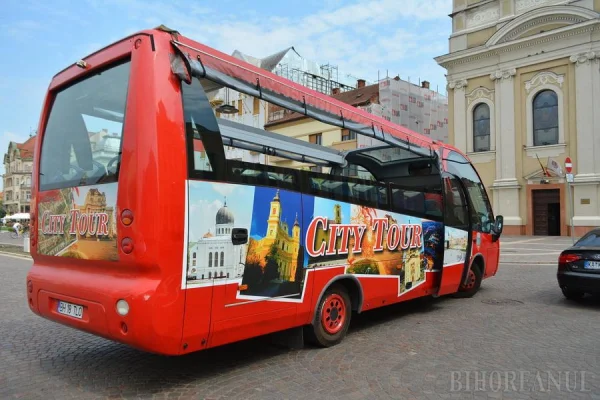 Autobuz turistic la dispoziția turiștilor, în Oradea / Călătorii trebuie să ţină cont de faptul că programul poate fi influenţat de condiţiile meteo