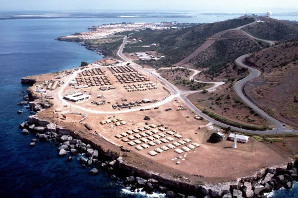 Administrația Trump ar urma să trimită mii de migranți, inclusiv o sută din ROMÂNIA, la Guantanamo Bay