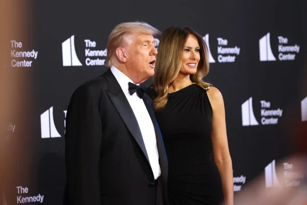 Donald Trump, HUIDUIT de o parte a publicului, ACLAMAT de alta, la spectacolul muzical “Les Misérables” de la Centrul Kennedy