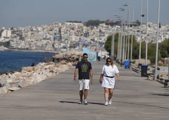 Atena, ca Barcelona: Limitează numărul turiștilor și interzice închirierile pe termen scurt