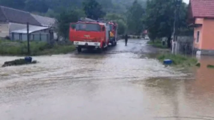 Inundaţii în centrul ţării. În zonele unde apele au început să scadă, oamenii privesc cu neputință la dezastru