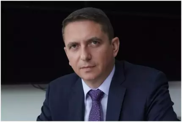 Un alt director renunță la 20% din salariu de 26.000 de lei