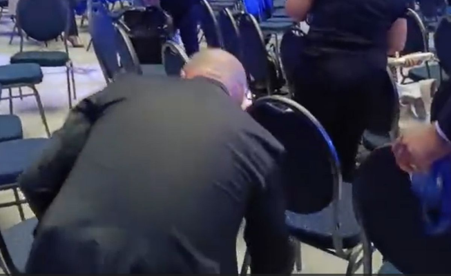 Bolojan a ramas sa faca curat in sala congresului PNL dupa plecarea delegatilor. A strans de pe jos sticle si pahare – VIDEO