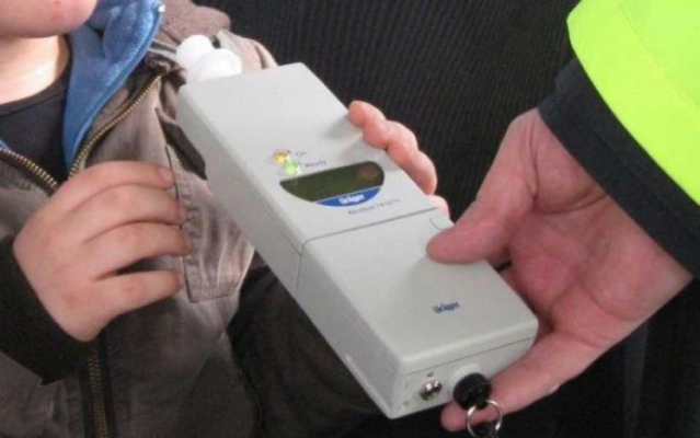 Șofer beat, urmărit de polițiști la Baia Mare. Din mașină au fost aruncate o armă și cartușe