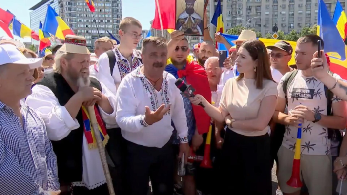 Apelul oamenilor care protestează în Piața Victoriei: „Frați români, nu mai dormiți! Poporul suferă” VIDEO