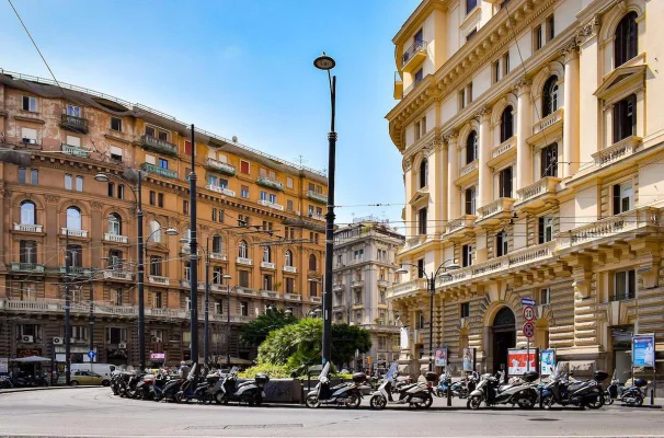 80 de educatoare și profesori s-au îmbolnăvit în aceeași zi, în Napoli / 7 școli și grădinițe s-au închis / Intervenție a carabinierilor