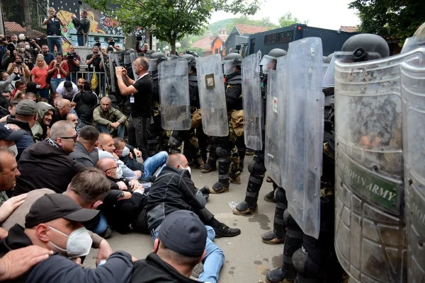 Întreprinzătorii din Kosovo blochează şoselele pentru a protesta împotriva creşterii facturilor de curent