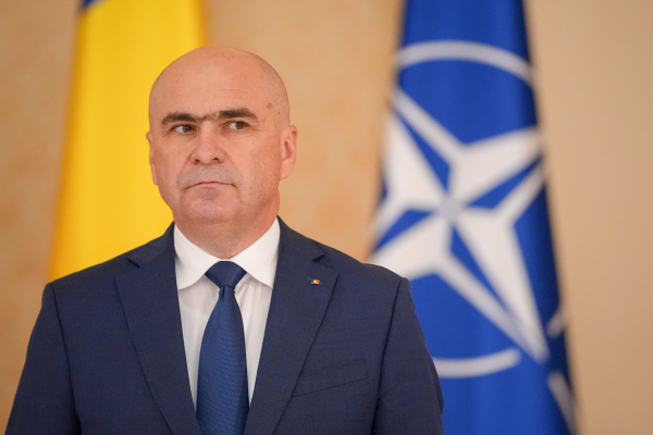 Guvernul Bolojan creează “pârghii legale pentru REȚINEREA a 50% din beneficiile sociale pentru cei care nu plătesc impozitele” – Program de GUVERNARE