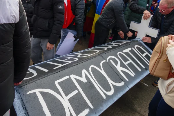 România retrogradată. De la „democraţie deficitară”, la „regim hibrid”