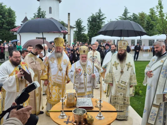 VIDEO Trei ierarhi și 50 de psalți au participat la sfințirea paraclisului de la Sâmbăta Nouă