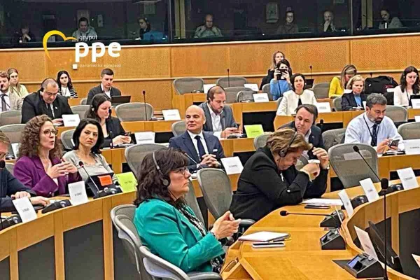 ”Este strigător la cer” reacționează Rareș Bogdan, după ce un român a fost refuzat la un hotel olandez. ”Am  interpelat Comisia Europeană”