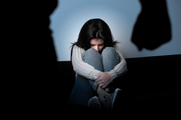 Cum ajung victimele violenţei să se ferească de brăţările electronice, deşi dispozitivele le-ar putea salva viaţa