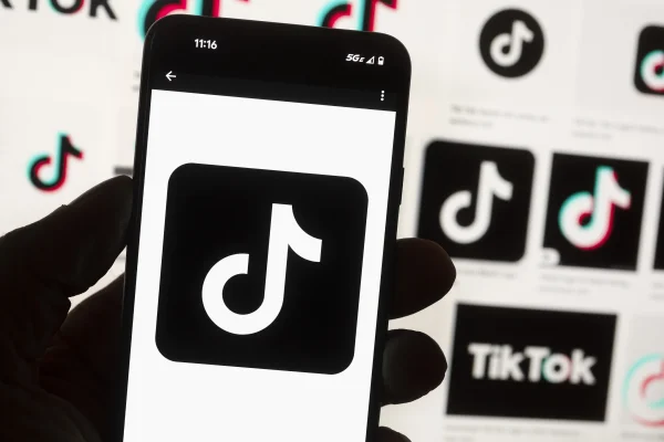Studiu: 7 din 10 tineri din România sunt captivi pe TikTok. Interesul lor este scăzut pe partea profesională