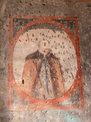 FOTO Imaginile a două personaje, descoperite sub tencuiala din Sala Dietei a Castelului Corvinilor / ”Îmbrăcați elegant, după moda orientală, (…) cei doi străjuiesc intrarea centrală spre Galeria cu burdufuri”