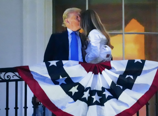 Moment rar de tandrețe între Donald Trump și Melania, la focurile de artificii de Ziua Independenței. Fast și proteste