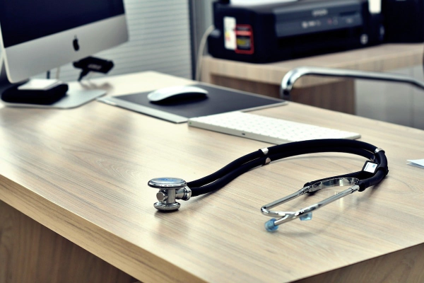 CNAS: Decizia de acordare a concediului medical aparţine exclusiv medicului, fundamentată de starea de sănătate obiectivă a asiguratului