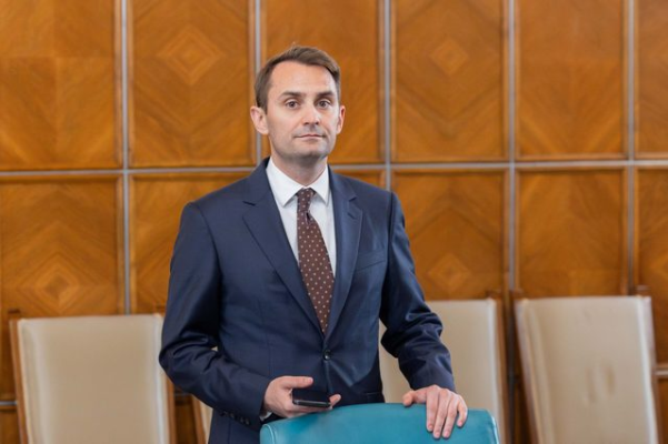 ULTIMA ORĂ DOCUMENT Concedieri la Palatul Victoria. 40% din posturile Cancelariei prim-ministrului vor fi desființate. Interzis demnitarilor să aibă mese la ședințe, reducere la jumătate a mașinilor