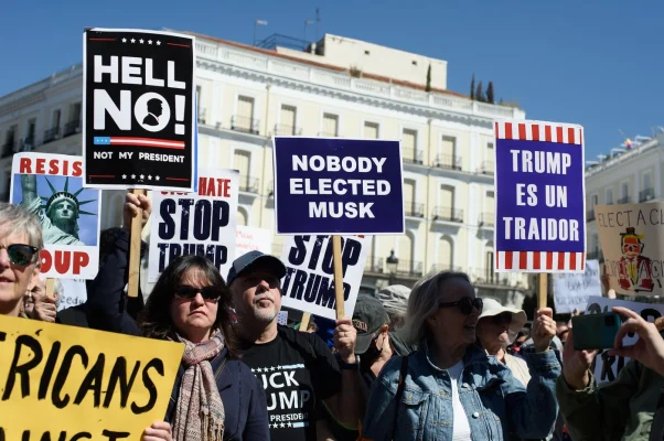 Peste 1.000 de proteste anti Trump și Musk organizate în SUA după anunțarea noilor tarife