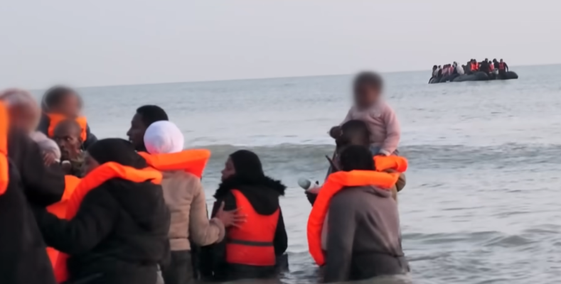 Premierul britanic Keir Starmer va face presiuni asupra președintelui Franței Emmanuel Macron pentru un acord de ultim moment privind returnarea migranților