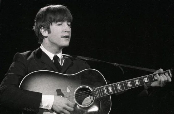 O scrisoare de dragoste a lui John Lennon către prima sa soție, scoasă la licitație la Londra