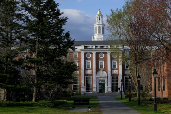 Harvard dă în judecată administrația Trump pentru a opri interdicția federală de înscriere a studenților internaționali