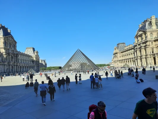 Angajații Muzeului Luvru din Paris, în grevă spontană / Au refuzat să deschidă ușile muzeului, din pricina cozilor interminabile de turiști și a condițiilor precare de lucru