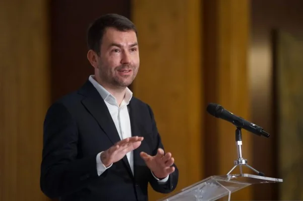 USR: Ciolacu şi Ciucă au tocat banii pe sinecuri şi pensii speciale şi au lăsat sistemul sanitar să ajungă în colaps