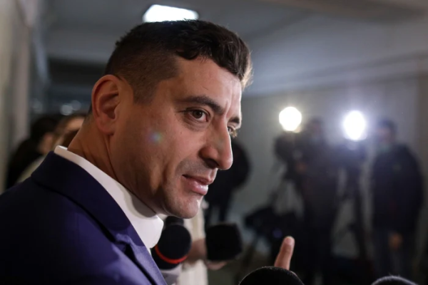 Video
        AUR a părăsit plenul Parlamentului înainte de votul pentru Guvernul Bolojan, după ce Simion a recitat din Scrisoarea III